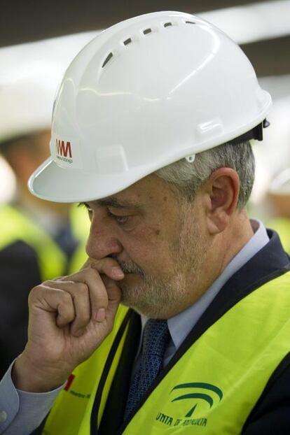 -El presidente de la Junta de Andalucía, José Antonio Griñán, durante su asistencia a las pruebas de circulación de los trenes de la Línea 2 del metro de Málaga, tras anunciar hoy la convocatoria de las elecciones autonómicas para el próximo 25 de marzo, por lo que firmará el decreto de disolución de la Cámara andaluza el 30 de enero.EFE/Jorge Zapata