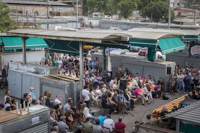 Un momento de la asamblea de los comerciantes del mercado de Els Encants