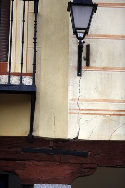 Grietas en la fachada de un edificio de la plaza de Segovia.