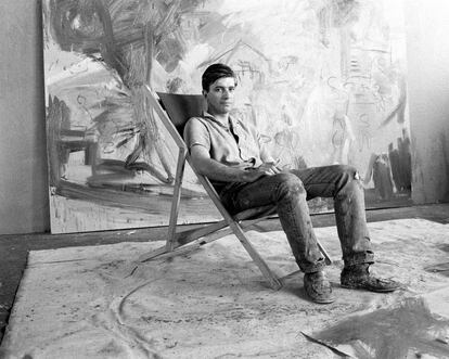 El pintor Miguel Ángel Campano (1948), en su estudio de Bagnolet, una zona obrera de la periferia de París, en 1989.