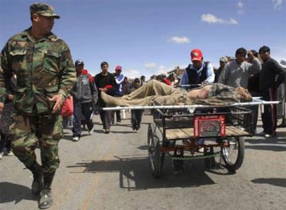 La policía boliviana transporta el cuerpo sin vida de uno de los supuestos ladrones.