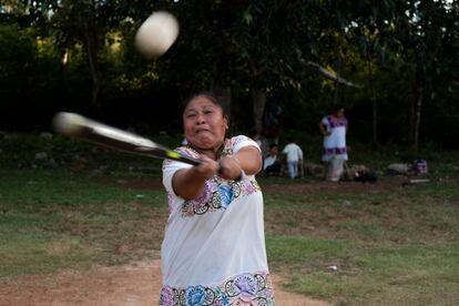 Enedina Canul golpea la pelota en el campo de entrenamiento. Las Amazonas entrenan dos días por semana. El campo está a las afueras de Yaxunah y es un prado entre la carretera de acceso al pueblo y la selva que comparten con el equipo de fútbol. Las tres más jóvenes tienen permiso para ausentarse de los entrenamientos para que no tengan que descuidar sus estudios.