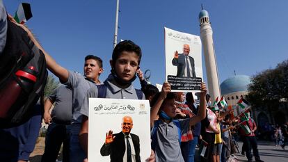 Asistentes al funeral por el diplomático palestino Saeb Erekat, el pasado miércoles en Jericó.