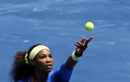 Serena Williams se dispone a sacar durante el partido.