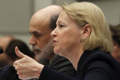 Mary Schapiro, presidenta del supervisor bursátil estadounidense (SEC) y Ben Bernanke, presidente de la Reserva Federal.