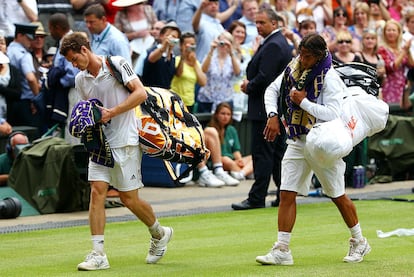 Nadal y Marray abandonan el campo tras haber disputado la segunda semifinal de Wimbledon.
