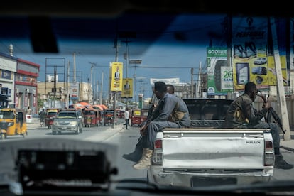 Guardias armados escoltan a los extranjeros que visitan Mogadiscio, capital de Somalia, el 10 de noviembre de 2022. Los vehículos blindados son necesarios debido al riesgo constante de ataque de los militantes islamistas de Al Shabaab, vinculados a Al Qaeda.