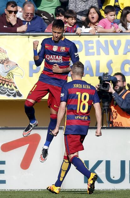  El delantero brasileño del FC Barcelona Neymar Jr. (i) celebra junto a su compañero, el defensa Jordi Alba (d).