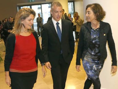 De izquierda a derecha, Ana Oregi, Iñigo Urkullu y Cristina Uriarte, este miércoles en el Kursaal.