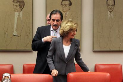 Valeriano Gómez y Elena Salgado, antes de iniciar la comparecencia ayer en el Congreso.