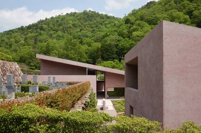 Una capilla y un centro de encuentro son los dos edificios principales, construídos en hormigón rosado.