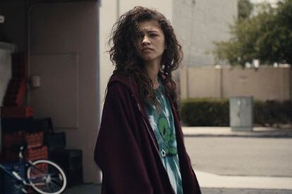 La sudadera de Rue

Pese a que solo ha emitido una temporada y es la entrada más joven de esta lista, la resonancia en las industrias de la moda y de la belleza que ha tenido la serie adolescente de HBO Euphoria es innegable. Pese a su influencia en los maquillajes de este 2020, nosotros nos quedamos con el simbolismo de la sudadera básica que viste Zendaya en la ficción, propiedad de su malogrado progenitor.