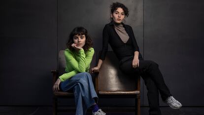 Las hermanas Joana (i) y Mireia (d) Vilapuig, protagonistas y guionistas de la serie 'Selftape', la tercera serie que produce Filmin, el pasado 27 de marzo en Barcelona.