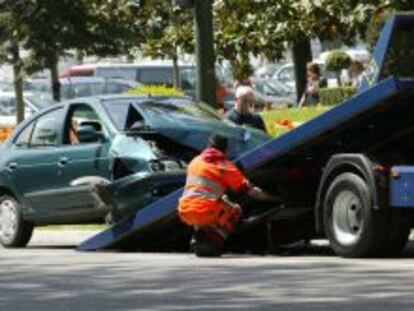 Una grúa recoge un coche accidentado