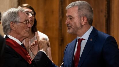 Investidura de Jaume Collboni, candidato del PSC como nuevo alcalde de Barcelona. 
En la imagen, Xavier Trias y Jaume Collboni se dan la mano y se cruzan varias palabras.