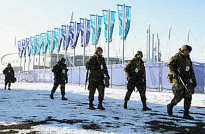 Miembros de la Guardia Nacional patrullan las instalaciones olímpicas de Salt Lake City.