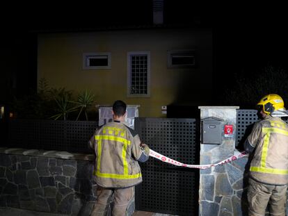 Los Bomberos precintan la casa Lliçà d'Amunt tras la explosión de una caldera del hogar.