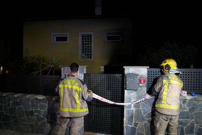 Los Bomberos precintan la casa Lliçà d'Amunt tras la explosión de una caldera del hogar.