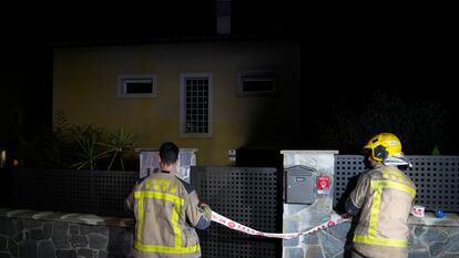 Los Bomberos precintan la casa Lliçà d'Amunt tras la explosión de una caldera del hogar.