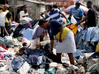 Haitianos compran ropa en un mercado callejero este domingo.