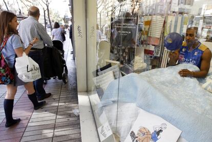 El uruguayo se deja retratar en el comercio situado en el número 13 de la calle Narváez.