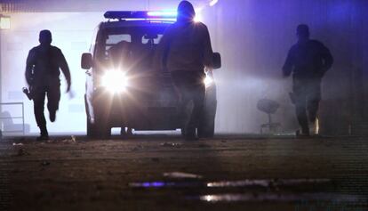 Agentes de la polic&iacute;a persiguen a un sospechoso.