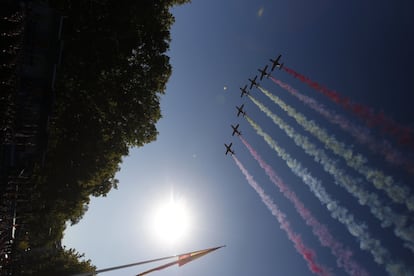 Un escuadrón de aviones sobrevuela el cielo de Madrid durante el desfile.