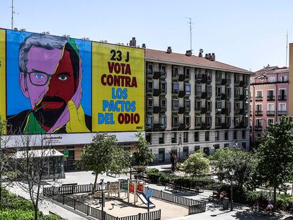 La organización Avaaz despliega una lona de 400 metros cuadrados en el madrileño barrio de Chueca para denunciar los Pactos del Odio que PP y Vox.