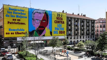 La organización Avaaz despliega una lona de 400 metros cuadrados en el madrileño barrio de Chueca para denunciar los Pactos del Odio que PP y Vox.