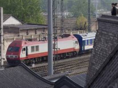 Locomotoras Diesel y eléctricas pasan junto a edificios tradicionales cerca de la estación de Pekín. EFE/Archivo