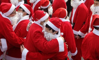 Un grupo de &#039;papanoeles&#039; se abrazan, durante un evento de caridad celebrado hoy en Se&uacute;l (Corea del Sur).