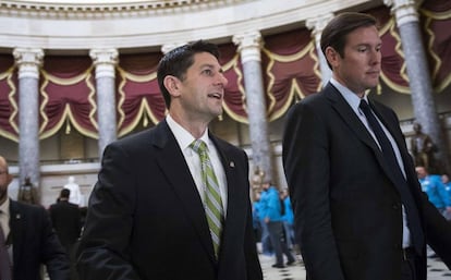 El presidente de la Cámara de Representantes, Paul Ryan (Izda.) se dirige al pleno este viernes para una votación.