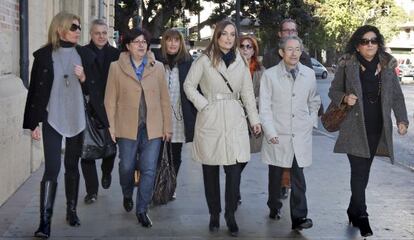 Clara Tirado, en el centro, llega al TSJ acompañada de otros diputados del PSPV.