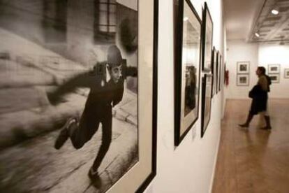 Una vista del montaje de la historia de la fotografía en España, con una obra de Cristóbal Jara en primer término, en el Círculo de Bellas Artes.