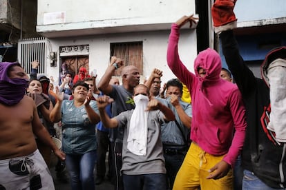 Vizinhos do bairro de Cotiza saem às ruas em apoio ao motim de uma unidade da Guarda Nacional liderada pelo sargento José Gregorio Bandres. A pretensão dos militares: restaurar a ordem constitucional na Venezuela.