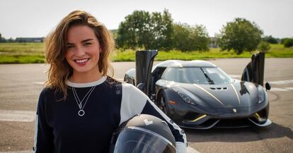 Catie Munnings, en un capítulo de 'Supercoches' ('Secrets of the Supercars'), del canal Odisea.