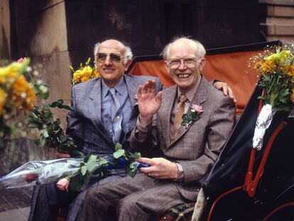 Axel (izquierda) y Eigil Axgil, el día de su <i>boda</i> en 1989.