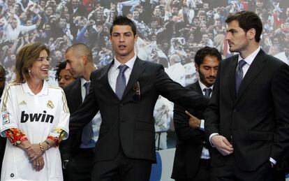 Cristiano Ronaldo posa con Casillas y con la alcaldesa, que también ha recibido una camiseta del equipo madridista.