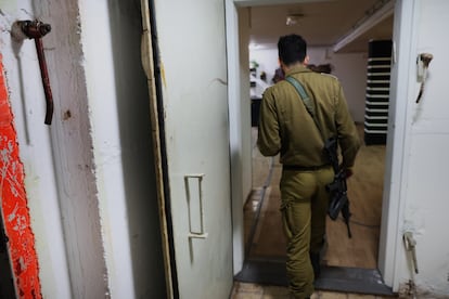 Un militar en el bnker de una escuela de Kiryat Motzkin, cerca de Haifa.