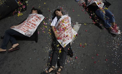 Un sinfín de actos se celebran hoy, Día Internacional contra la Violencia de Género, en todo el mundo para denunciar la violencia hacia las mujeres. Según datos de la ONU, el 75% de las mujeres del planeta sufre maltrato en algún momento de su vida. En la imagen, protesta en las inmediaciones del palacio presidencial de Manila, la capital filipina.