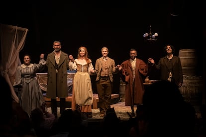 Desde la izquierda, Inma Cuevas, Jorge Blanco, Cristina Castaño, Adriana Abenia, Ángel Ruiz y Miguel de Lucas saludan tras representar tres escenas de 'Luces de bohemia' en 'A este paso (no) estrenamos'.