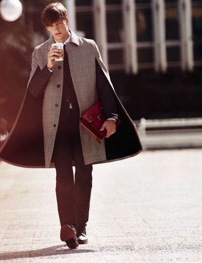 Capa, cartera, traje en tela vaquera, camisa, corbata, botines y malet&iacute;n. Todo de Valentino.