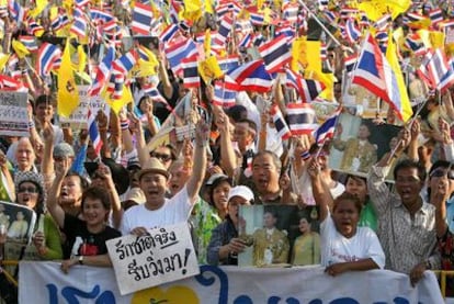 Miles de tailandeses apoyaron ayer al Gobierno en su rechazo a las exigencias de los <i>camisas rojas.</i>
