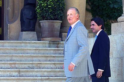 El Rey recibe ayer en su residencia de verano de Marivent, en Palma de Mallorca, a José María Aznar.