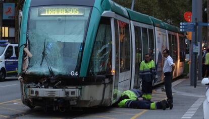 El tramvía que ha xocat amb un camió, després del sinistre.