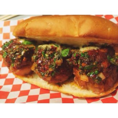 Albóndigas en bocadillo con chimichurri. Sí, el paraíso existe.