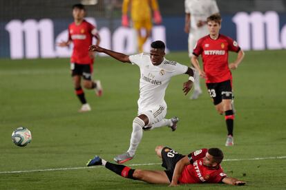 Vinicius evita a Sedlar en el partido contra el Mallorca en el Alfredo di Stéfano.