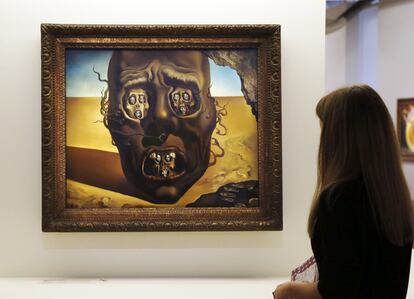 Un visitante observa el cuadro 'La cara de la guerra', de 1940, por Salvador Dalí, durante una exposición en el Centro Pompidou de París el pasado mes de noviembre de 2012.