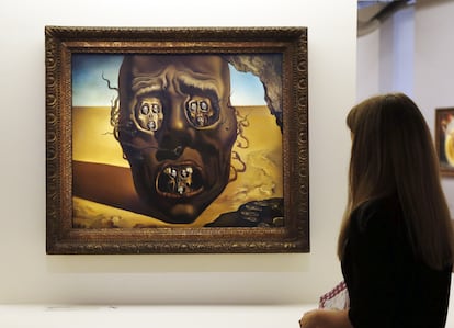 Un visitante observa el cuadro 'La cara de la guerra', de 1940, por Salvador Dalí, durante una exposición en el Centro Pompidou de París el pasado mes de noviembre de 2012.