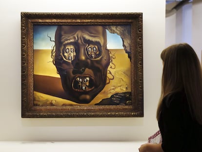 Un visitante observa el cuadro 'La cara de la guerra', de 1940, por Salvador Dalí, durante una exposición en el Centro Pompidou de París el pasado mes de noviembre de 2012.